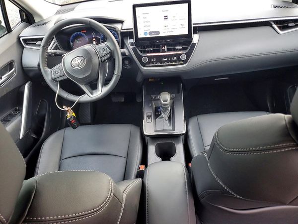 2026 TOYOTA COROLLA CROSS XLE