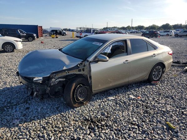 2015 TOYOTA CAMRY — Front 3/4