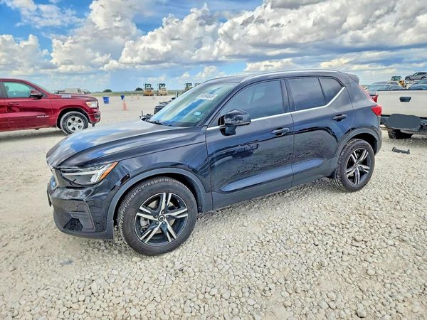 2025 VOLVO XC40