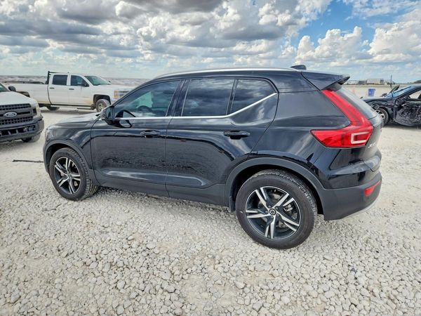2025 VOLVO XC40 Core