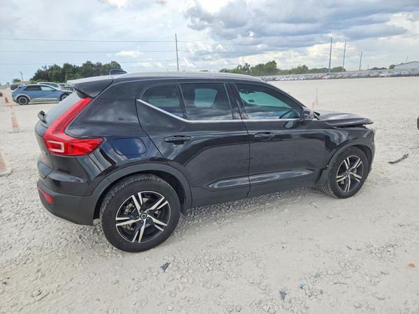 2025 VOLVO XC40 Core