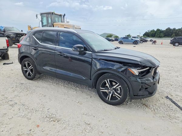 2025 VOLVO XC40 Core