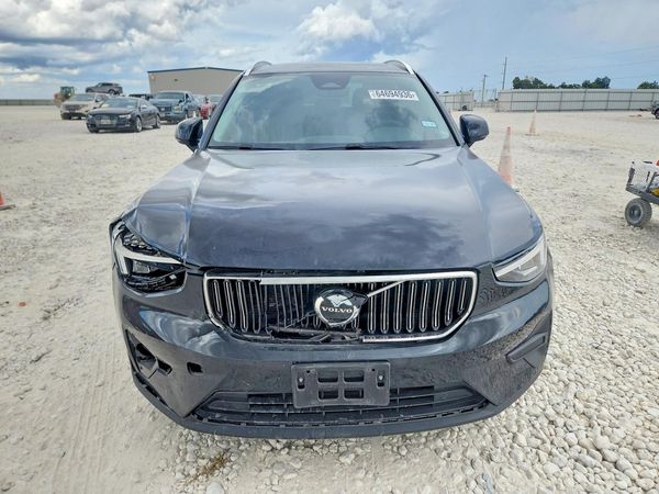 2025 VOLVO XC40 Core