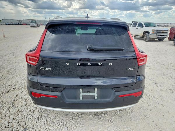 2025 VOLVO XC40 Core