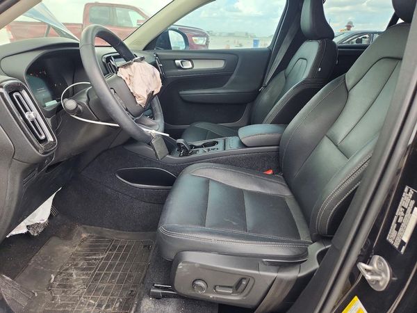 2025 VOLVO XC40 Core