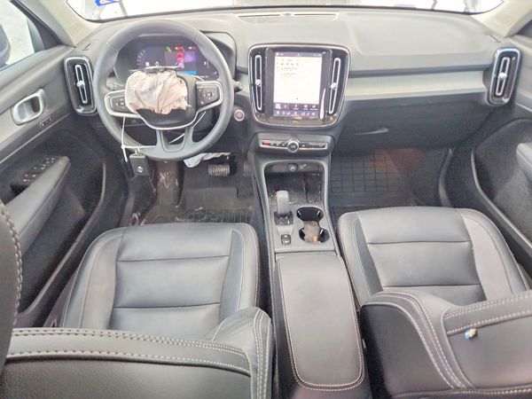 2025 VOLVO XC40 Core