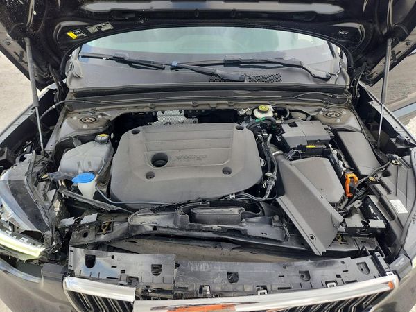 2025 VOLVO XC40 Core