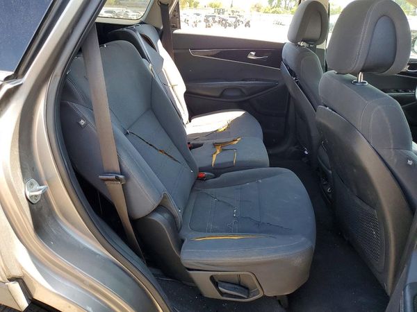 2016 KIA SORENTO L / LX