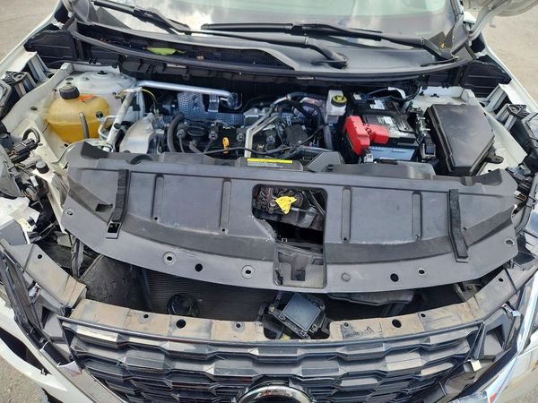 2021 NISSAN ROGUE SV — Engine bay