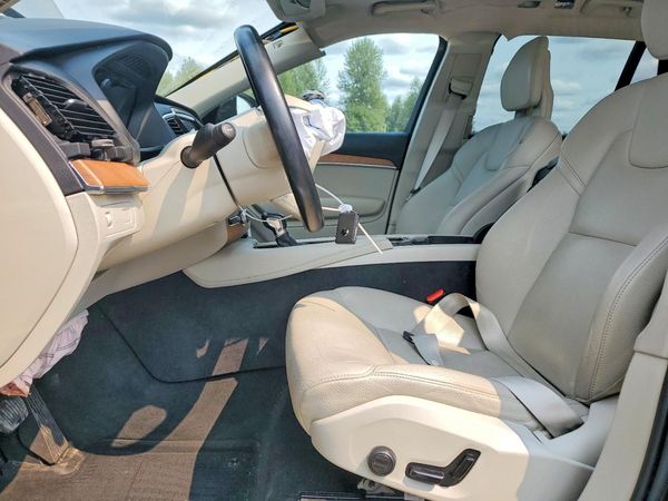 2021 VOLVO XC90 Momentum
