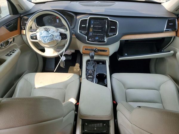 2021 VOLVO XC90 Momentum