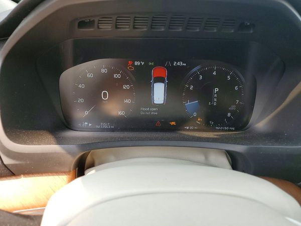 2021 VOLVO XC90 Momentum