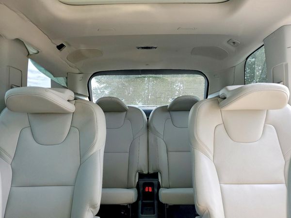 2021 VOLVO XC90 Momentum