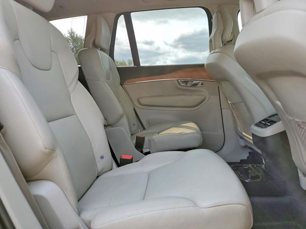 2021 VOLVO XC90 Momentum