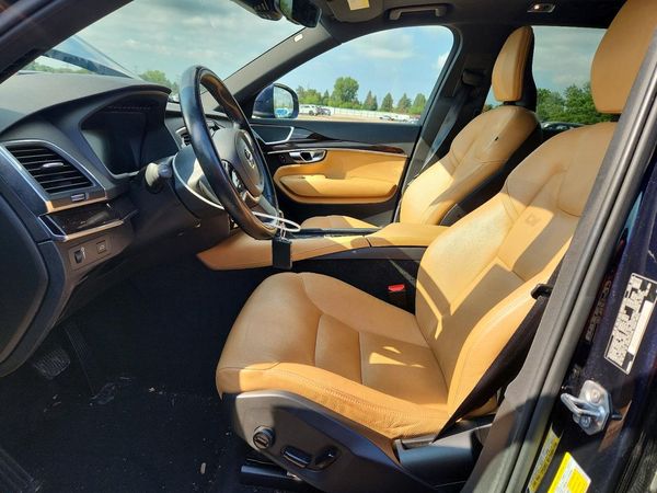 2019 VOLVO XC90 Momentum