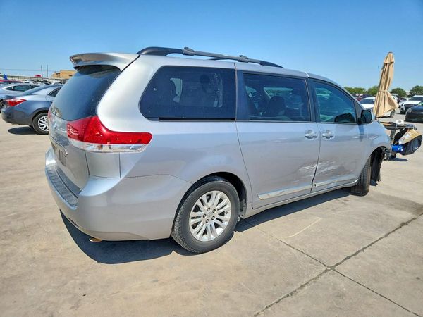 2013 TOYOTA SIENNA