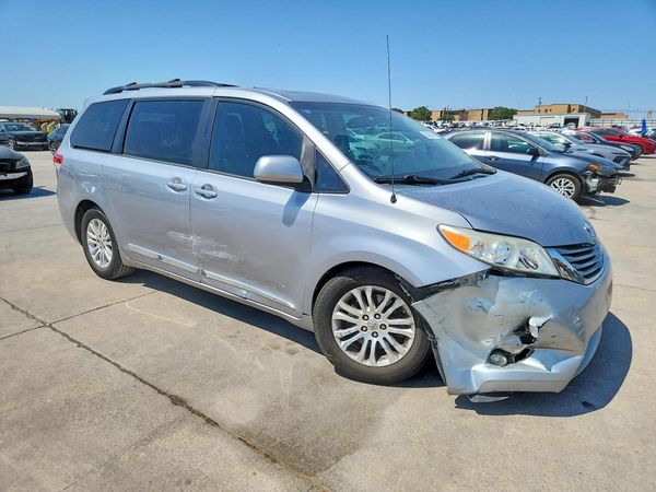 2013 TOYOTA SIENNA