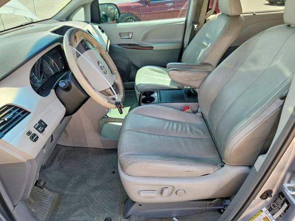 2013 TOYOTA SIENNA