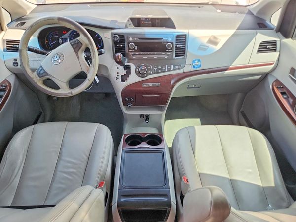 2013 TOYOTA SIENNA