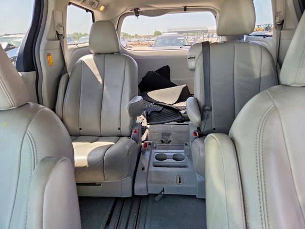 2013 TOYOTA SIENNA