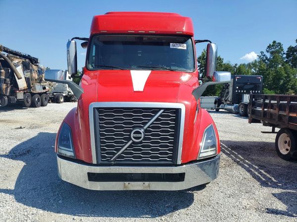 2021 VOLVO VN