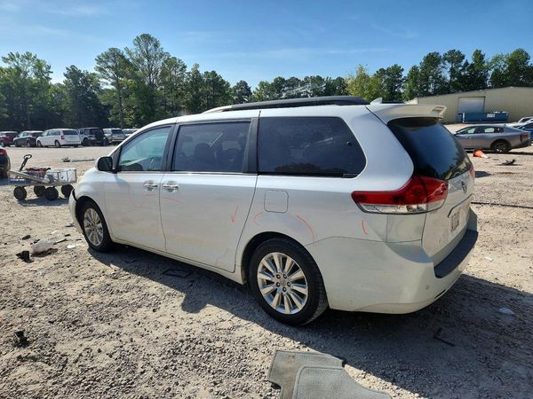 2012 TOYOTA SIENNA