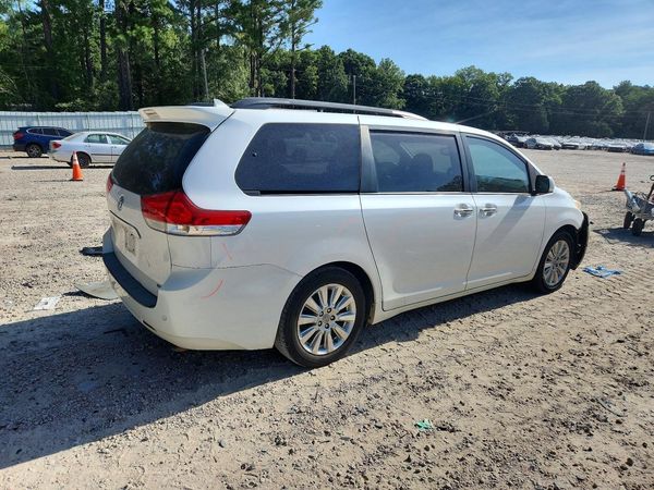 2012 TOYOTA SIENNA