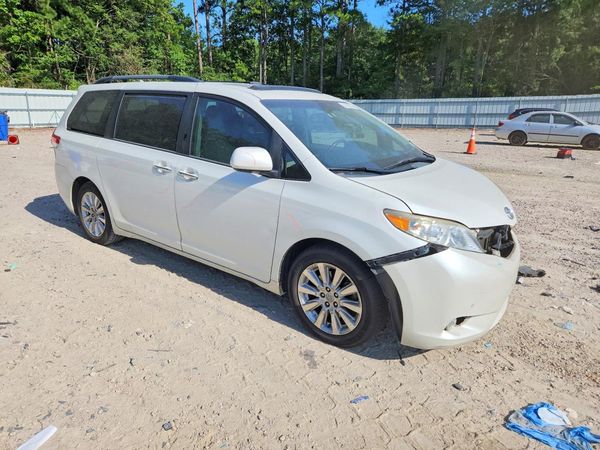 2012 TOYOTA SIENNA