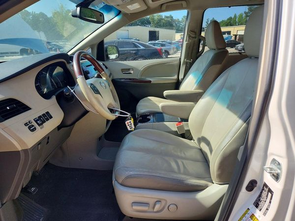 2012 TOYOTA SIENNA