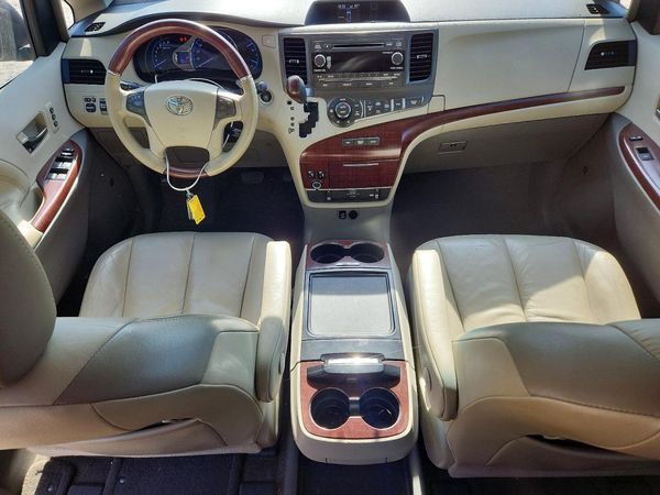 2012 TOYOTA SIENNA