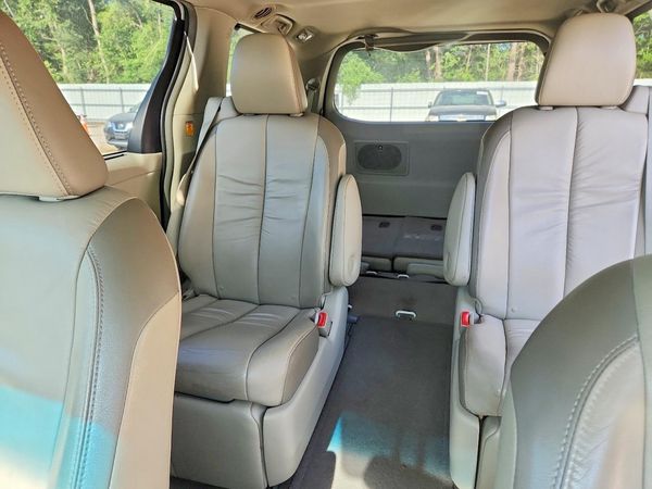 2012 TOYOTA SIENNA