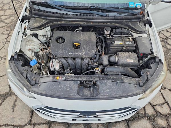 2017 HYUNDAI ELANTRA — Engine bay