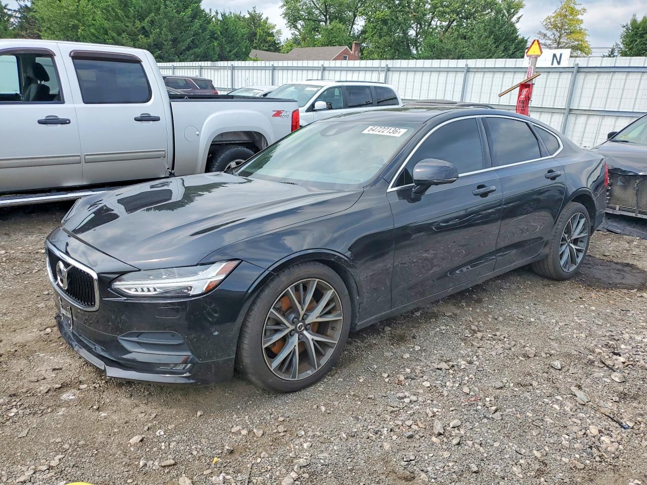 2017 VOLVO S90 Momentum — Front 3/4
