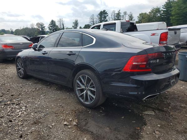 2017 VOLVO S90 Momentum — DSRA
