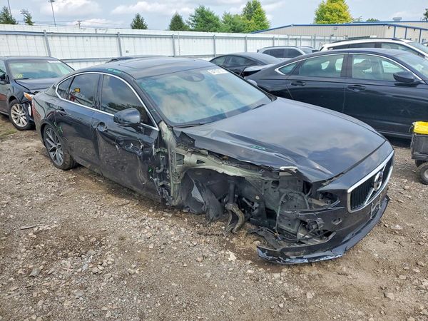 2017 VOLVO S90 Momentum — Passenger 3/4