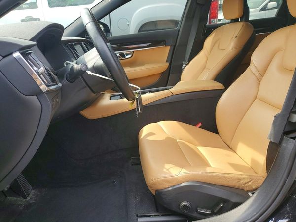 2017 VOLVO S90 Momentum — DENT