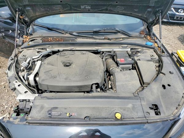 2017 VOLVO S90 Momentum — Engine bay