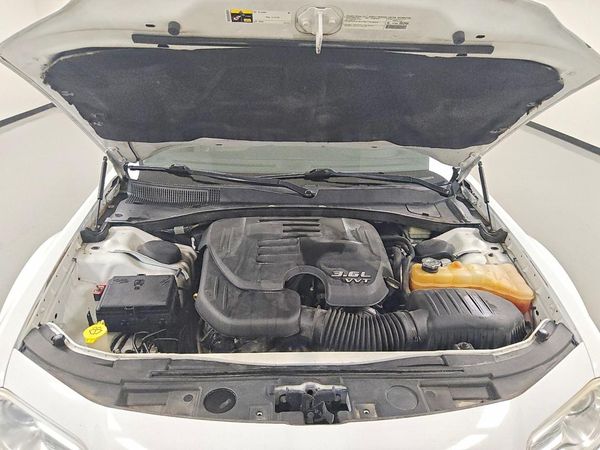 2014 CHRYSLER 300 — Engine bay