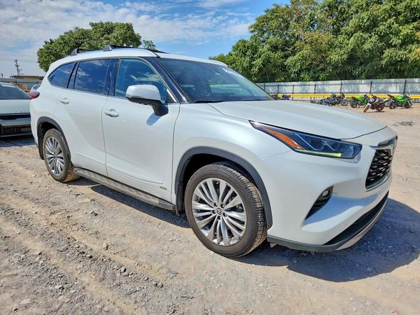 2022 TOYOTA HIGHLANDER Platinum