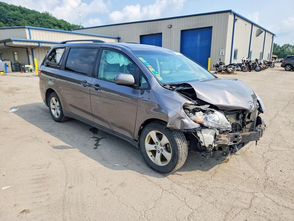 2017 TOYOTA SIENNA LE Mobility/LE