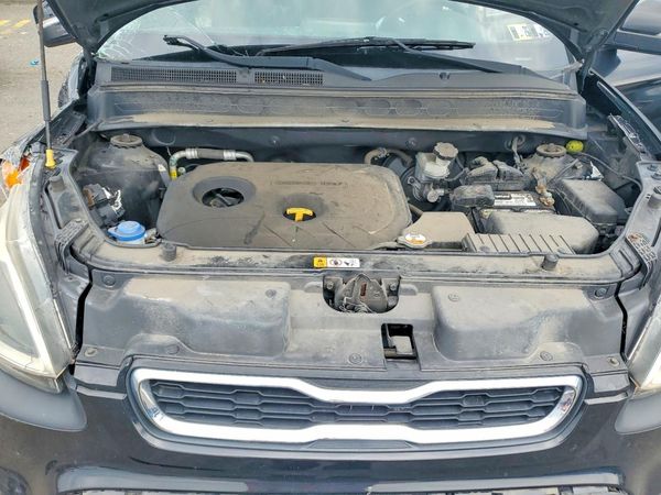 2012 KIA SOUL GL — Engine bay