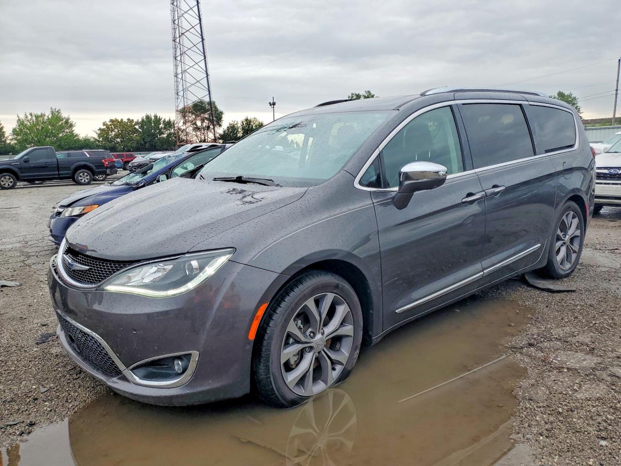2020 CHRYSLER PACIFICA Limited — Front 3/4