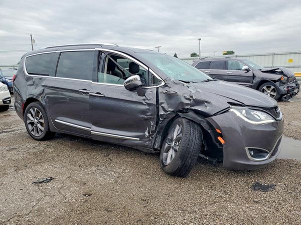 2020 CHRYSLER PACIFICA Limited — Passenger 3/4
