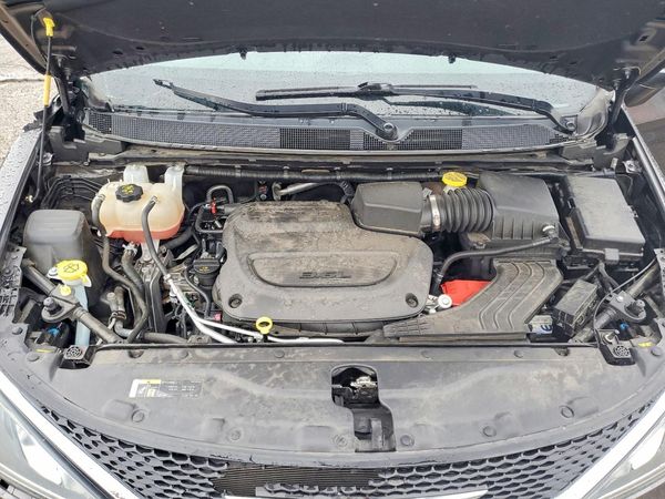 2020 CHRYSLER PACIFICA Limited — Engine bay
