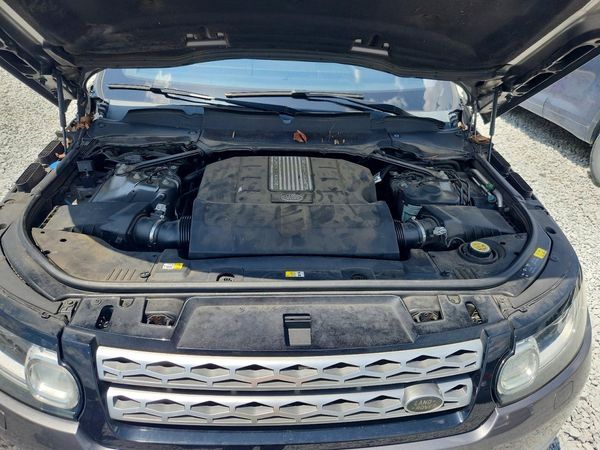 2017 LAND ROVER RANGEROVER — Engine bay