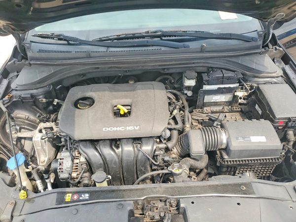 2017 HYUNDAI ELANTRA SE Base — Engine bay