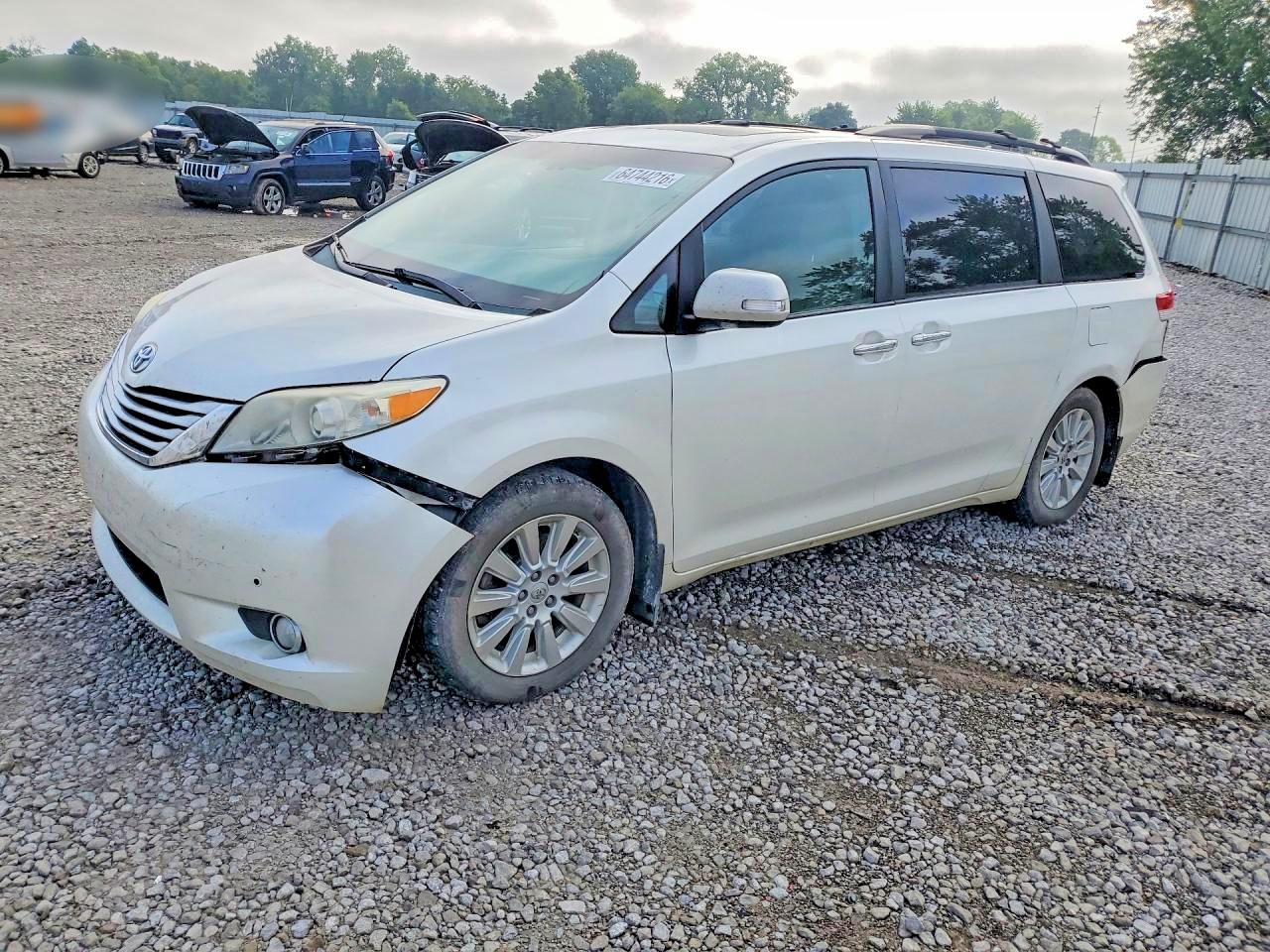 2013 TOYOTA SIENNA