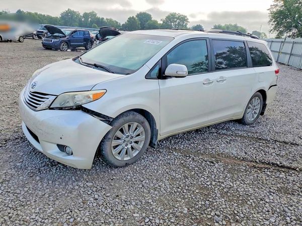 2013 TOYOTA SIENNA