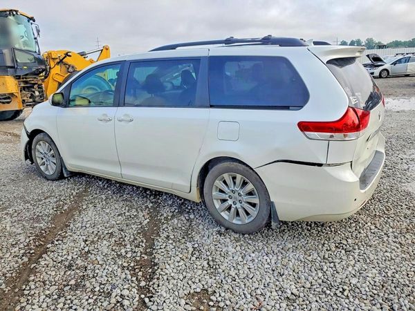 2013 TOYOTA SIENNA