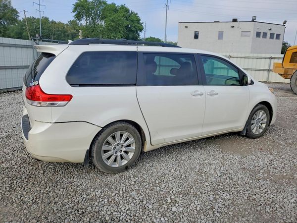 2013 TOYOTA SIENNA